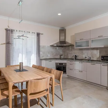 Lapad Sleeps 6 With Pool Air Con And Wifi Villa