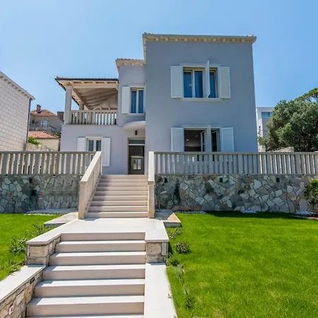 Lapad Sleeps 6 With Pool Air Con And Wifi Vila Dubrovník