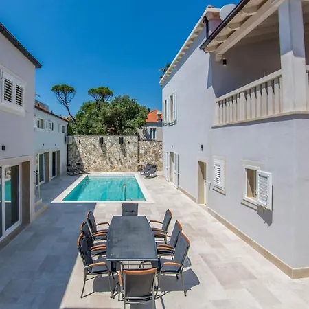 Vila Lapad Sleeps 6 With Pool Air Con And Wifi