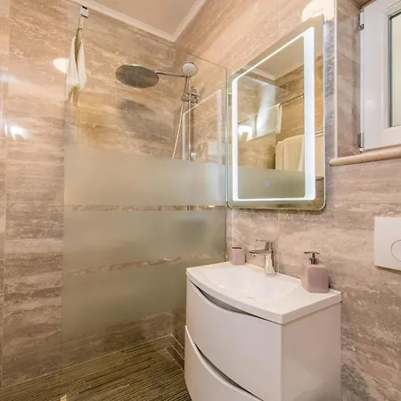 Lapad Sleeps 6 With Pool Air Con And Wifi *