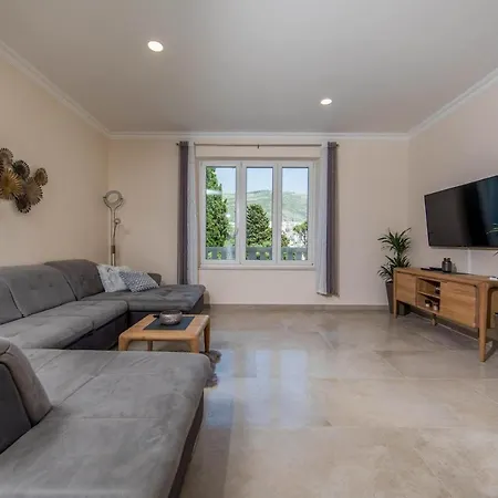 Villa Lapad Sleeps 6 With Pool Air Con And Wifi