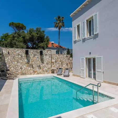 Lapad Sleeps 6 With Pool Air Con And Wifi Vila
