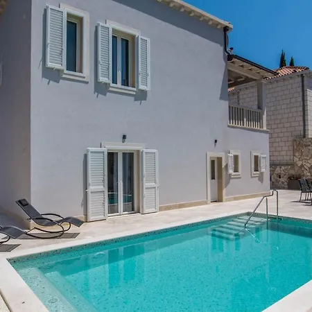 Lapad Sleeps 6 With Pool Air Con And Wifi *