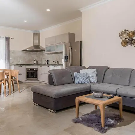 Vila Lapad Sleeps 6 With Pool Air Con And Wifi