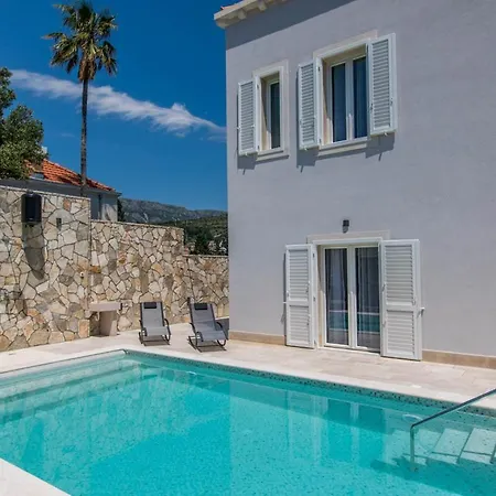Lapad Sleeps 6 With Pool Air Con And Wifi Vila