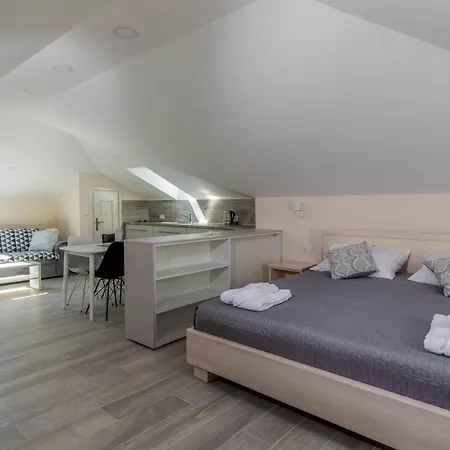 Lapad Sleeps 6 With Pool Air Con And Wifi *