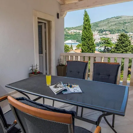 Villa Lapad Sleeps 6 With Pool Air Con And Wifi