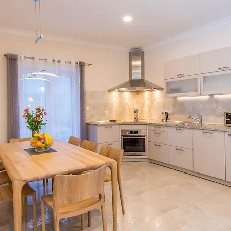 Lapad Sleeps 6 With Pool Air Con And Wifi *