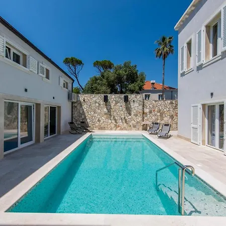 Lapad Sleeps 6 With Pool Air Con And Wifi Villa *