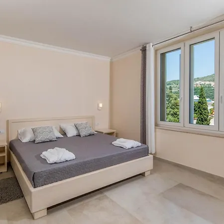 Villa Lapad Sleeps 6 With Pool Air Con And Wifi