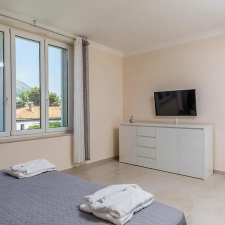 Lapad Sleeps 6 With Pool Air Con And Wifi Villa