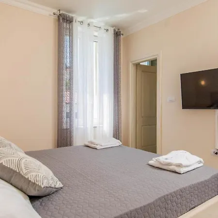 Lapad Sleeps 6 With Pool Air Con And Wifi *